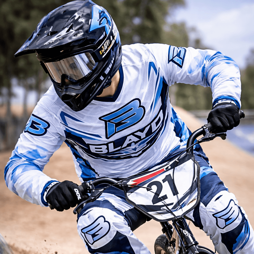 Pilote de VTT BMX en course portant un équipement personnalisé BlaydSport